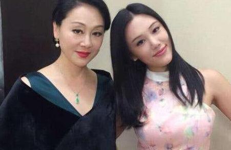 55岁王姬全家，老公帅气女儿美丽，24岁儿子成为人生遗憾