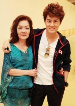 65岁母亲病逝吴克群发文悼念,寻遍名医7年被赞孝子