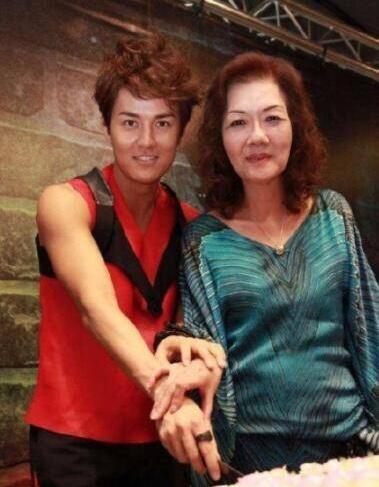 65岁母亲病逝吴克群发文悼念,寻遍名医7年被赞孝子