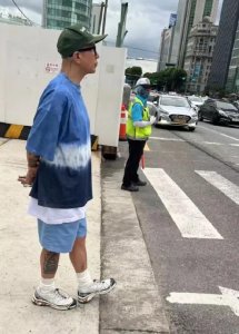 ​路人首尔偶遇具俊晔逛街，网友：一股老人味 ，大S是真的饿了！