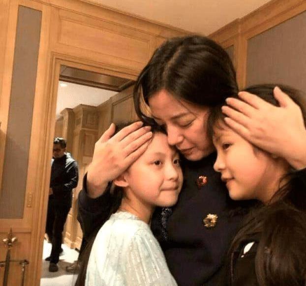 赵薇千万酒庄摆豪华晚宴,化精妆亲自招待宾客,与女儿呆萌合影!