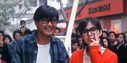 周润发王祖贤早年合影曝光，二人戴黑框眼镜对镜头露出灿烂笑容，