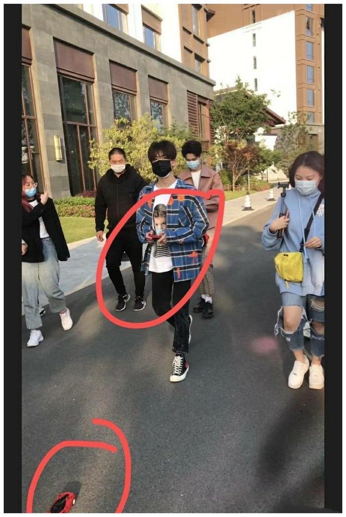 赵让生日，何洛洛送了法拉利