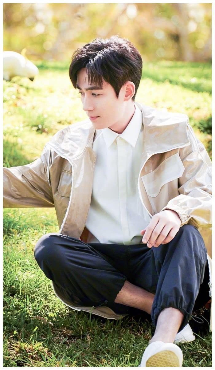 朱一 龙又来啦，帅气撩 人，张张高 清，建议收 藏