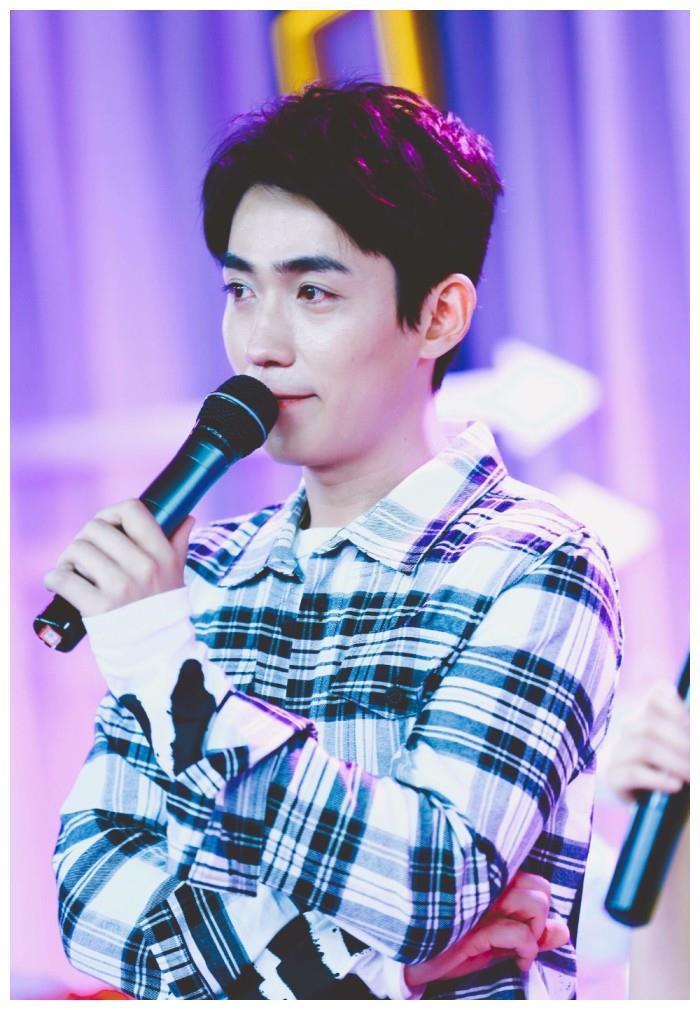 朱一 龙又来啦，帅气撩 人，张张高 清，建议收 藏