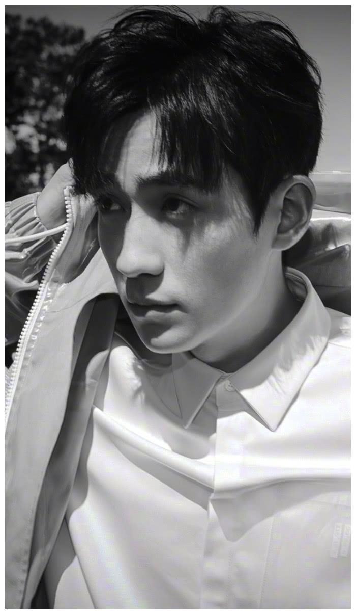 朱一 龙又来啦，帅气撩 人，张张高 清，建议收 藏