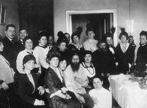 沙皇时一妖僧，贵族女子都对他十分痴迷，事后他会剪下一物收藏