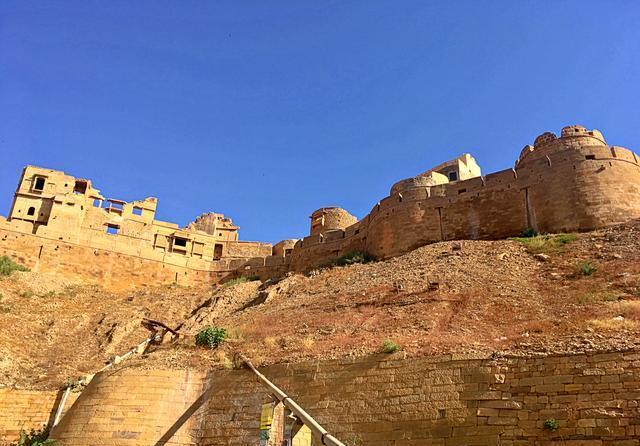 沙漠边缘的金色城堡，传说是天上的宫殿