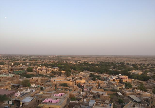 沙漠边缘的金色城堡，传说是天上的宫殿