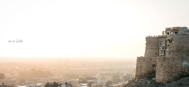 沙漠边缘的金色城堡，传说是天上的宫殿