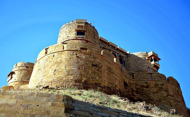 沙漠边缘的金色城堡，传说是天上的宫殿