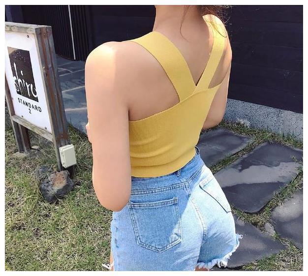 身材迷人的热裤美女,秀出优雅气质,让人一眼难忘!