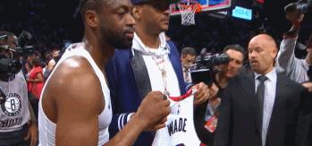 笑着笑着心酸了！安东尼假动作“骗”了全世界韦德将球衣给了他