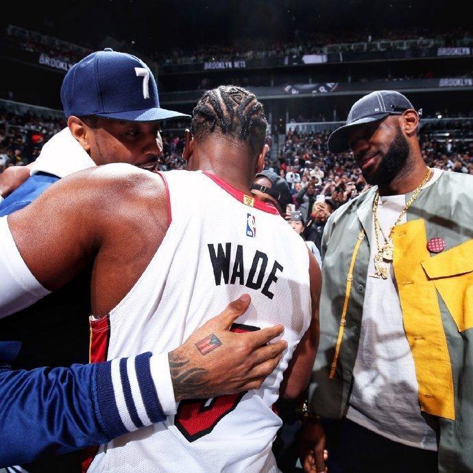 笑着笑着心酸了！安东尼假动作“骗”了全世界韦德将球衣给了他