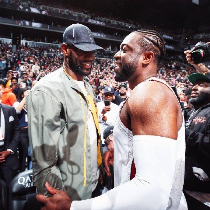 笑着笑着心酸了！安东尼假动作“骗”了全世界韦德将球衣给了他