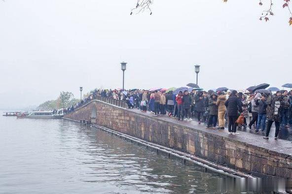 西湖断桥游客爆满,只为目睹“断桥残雪”,网友调侃:残雪早融了