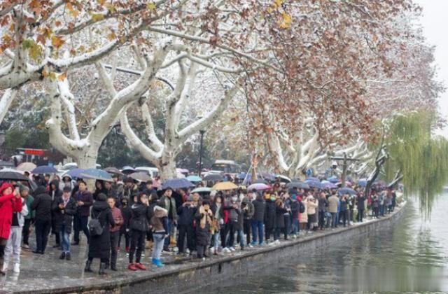 西湖断桥游客爆满,只为目睹“断桥残雪”,网友调侃:残雪早融了