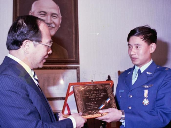 叛逃出国的吴荣根想叶落归根?清山处处埋忠骨,绝无寸土给叛逆