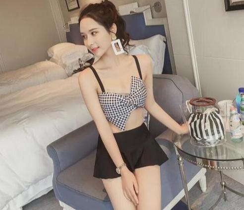 美女身穿紧身连体泳衣，勾勒性感妩媚身姿