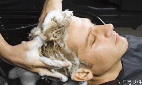 理发店洗发水为什么超市买不到 理发店洗发水经常用好吗 理发店洗发水为什么超市买不到 理发店洗发水经常用好吗