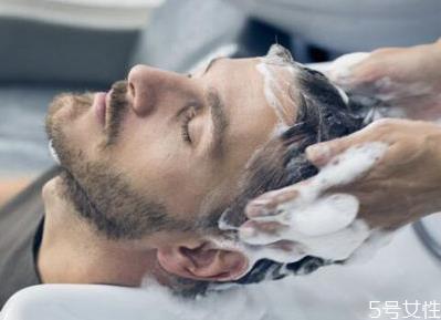 理发店洗发水为什么超市买不到 理发店洗发水经常用好吗 理发店洗发水为什么超市买不到 理发店洗发水经常用好吗