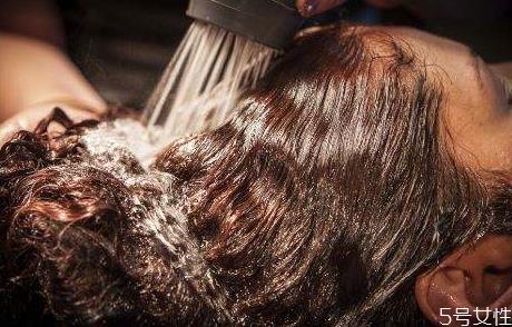 理发店洗发水为什么超市买不到 理发店洗发水经常用好吗 理发店洗发水为什么超市买不到 理发店洗发水经常用好吗