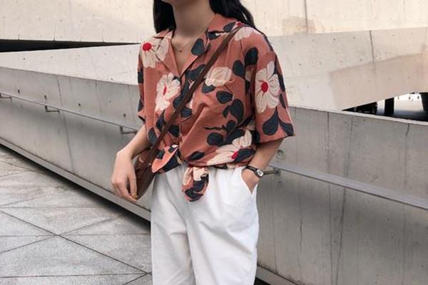 碎花衬衫适合什么外套 碎花衬衫的搭配技巧 碎花衬衫适合什么外套 碎花衬衫的搭配技巧