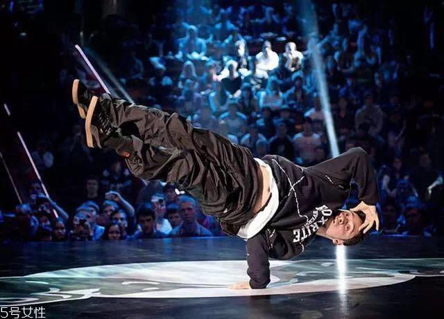 跳街舞穿什么炫酷 这些都是街舞咖们的加分项 跳街舞穿什么炫酷 这些都是街舞咖们的加分项