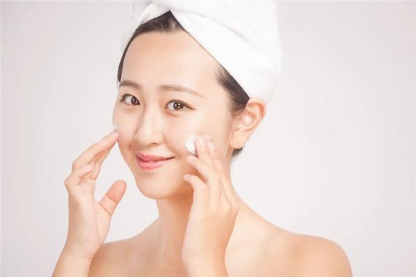 闭口用洗面奶会洗出来不 闭口用什么洗脸好 闭口用洗面奶会洗出来不 闭口用什么洗脸好