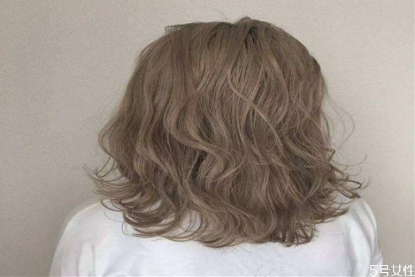 戴假发怎么挑选颜色 挑选假发的小窍门 戴假发怎么挑选颜色 挑选假发的小窍门