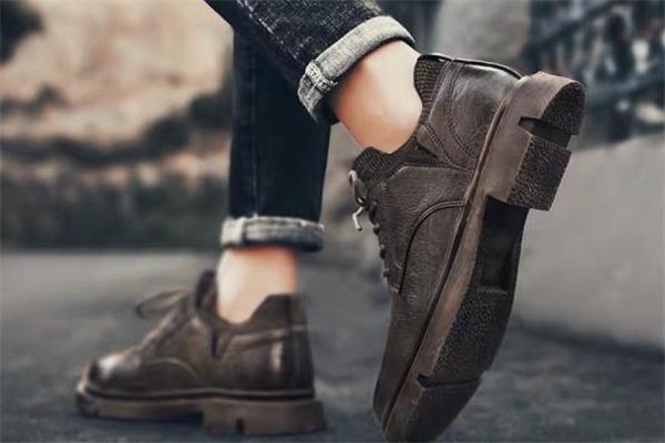 男人穿什么颜色皮鞋好看 今年流行什么颜色男士皮鞋 男人穿什么颜色皮鞋好看 今年流行什么颜色男士皮鞋