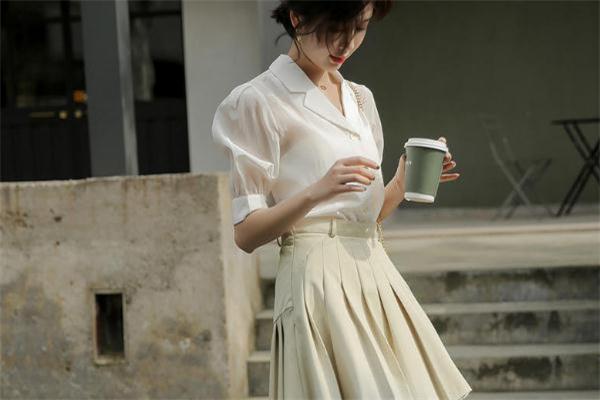 夏天百褶裙怎么搭配衣服 夏季百褶裙穿搭指南 夏天百褶裙怎么搭配衣服 夏季百褶裙穿搭指南
