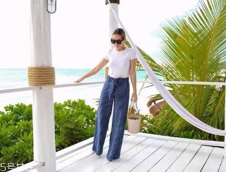 白色t恤下面穿什么？白色t恤下面怎么搭配？