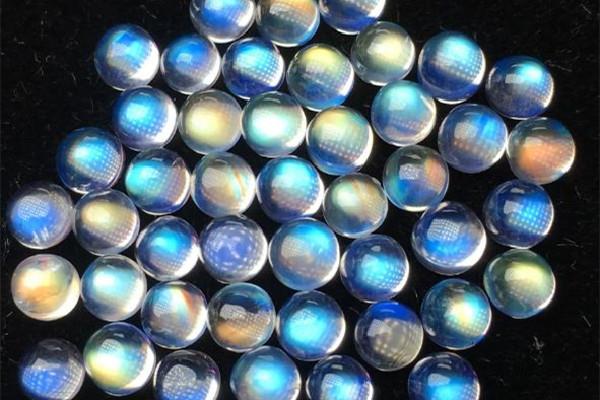 月光石是什么类宝石 月光石和猫眼石的区别 月光石是什么类宝石 月光石和猫眼石的区别