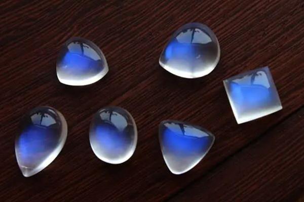 月光石是什么类宝石 月光石和猫眼石的区别 月光石是什么类宝石 月光石和猫眼石的区别