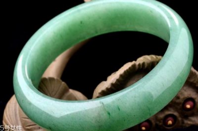 ​东陵玉手镯多少钱 价值并不高