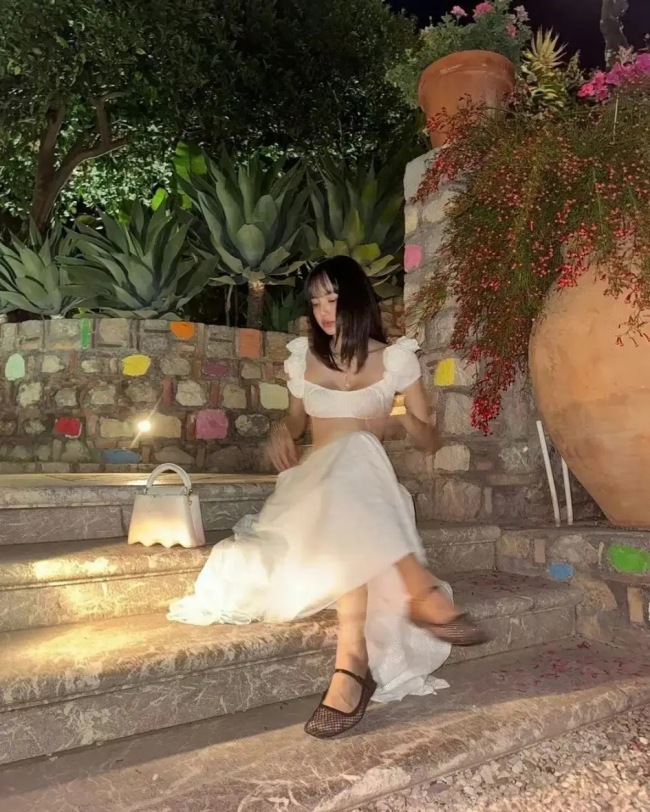 Lisa穿超短上衣秀纤细腰肢 唯美又性感