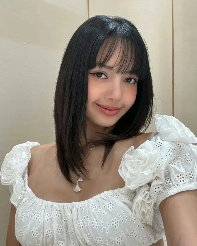 Lisa穿超短上衣秀纤细腰肢 唯美又性感