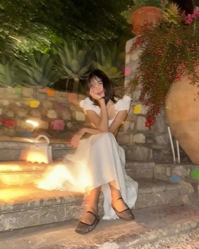 Lisa穿超短上衣秀纤细腰肢 唯美又性感