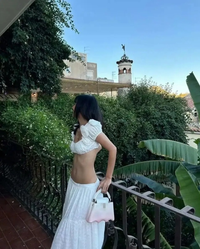 Lisa穿超短上衣秀纤细腰肢 唯美又性感