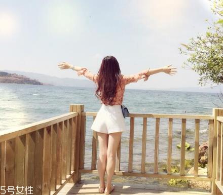 碎花衬衫怎么搭配?碎花衬衫搭配图片 碎花衬衫怎么搭配?碎花衬衫搭配图片