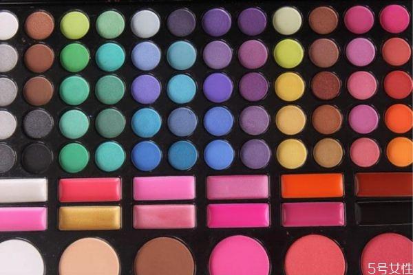 眼影粉和眼影膏的区别 眼影笔和眼影粉的区别 眼影粉和眼影膏的区别 眼影笔和眼影粉的区别