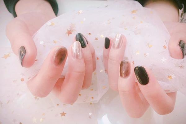 美甲能用酒精卸吗 美甲能用卸妆水卸吗 美甲能用酒精卸吗 美甲能用卸妆水卸吗