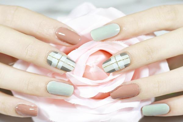 美甲能用酒精卸吗 美甲能用卸妆水卸吗 美甲能用酒精卸吗 美甲能用卸妆水卸吗