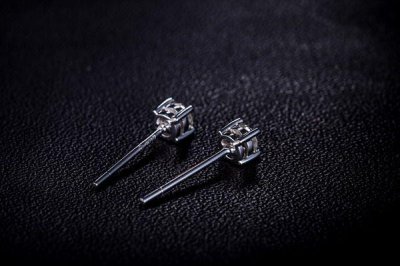 ​男士耳钉款式如何选 如何挑选男士白金耳钉