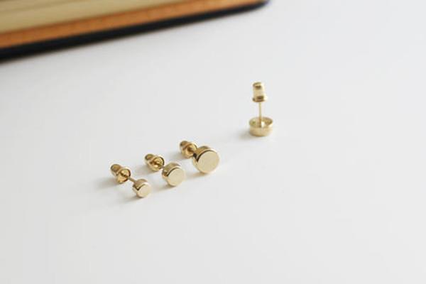 男士耳钉款式如何选 如何挑选男士白金耳钉