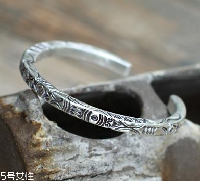 藏银手镯一般多少钱 民族风特色代表
