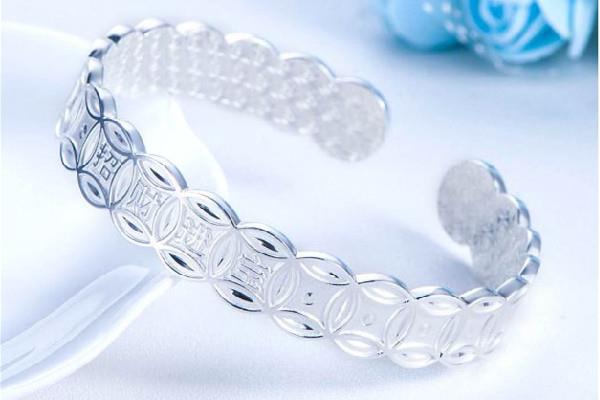 纯银手链怎么辨别真假 纯银手链和镯子哪个好 纯银手链怎么辨别真假 纯银手链和镯子哪个好