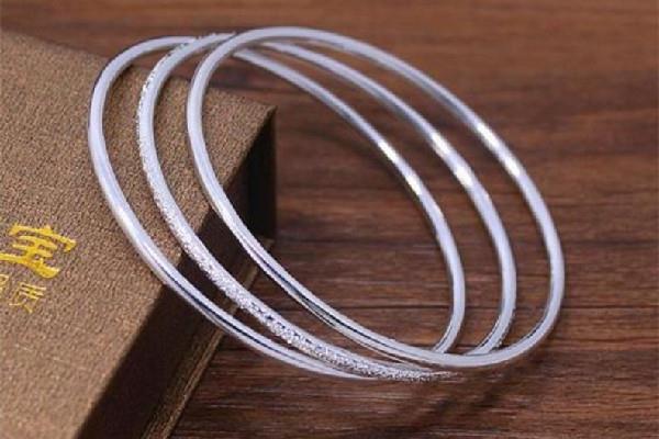 纯银手链怎么辨别真假 纯银手链和镯子哪个好 纯银手链怎么辨别真假 纯银手链和镯子哪个好