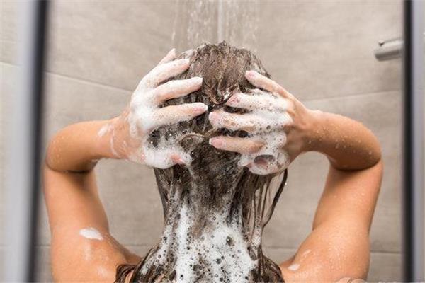 夏天多久洗一次头最好 夏天洗头发要不要吹干